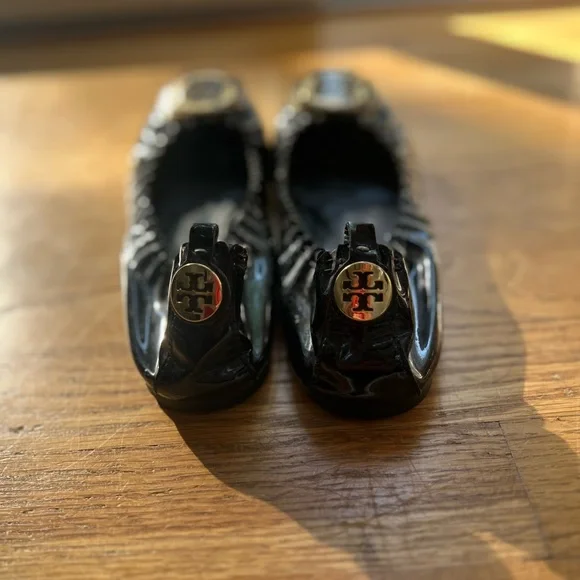 Elegant Black and Gold Women's Flats - Picture 2 of 4